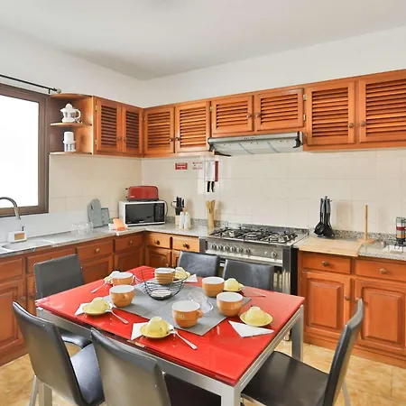 Vitalia In Vakantiehuis Machico (Madeira)